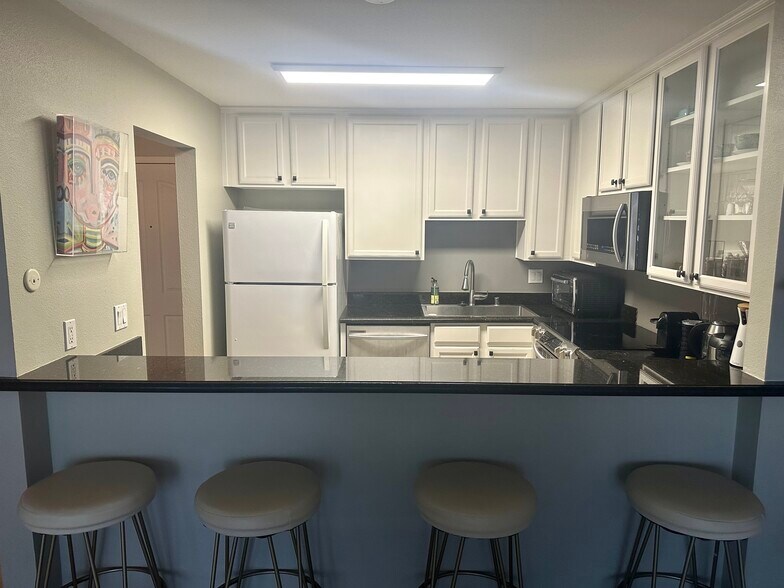 Building Photo - 3030 Suncrest Dr