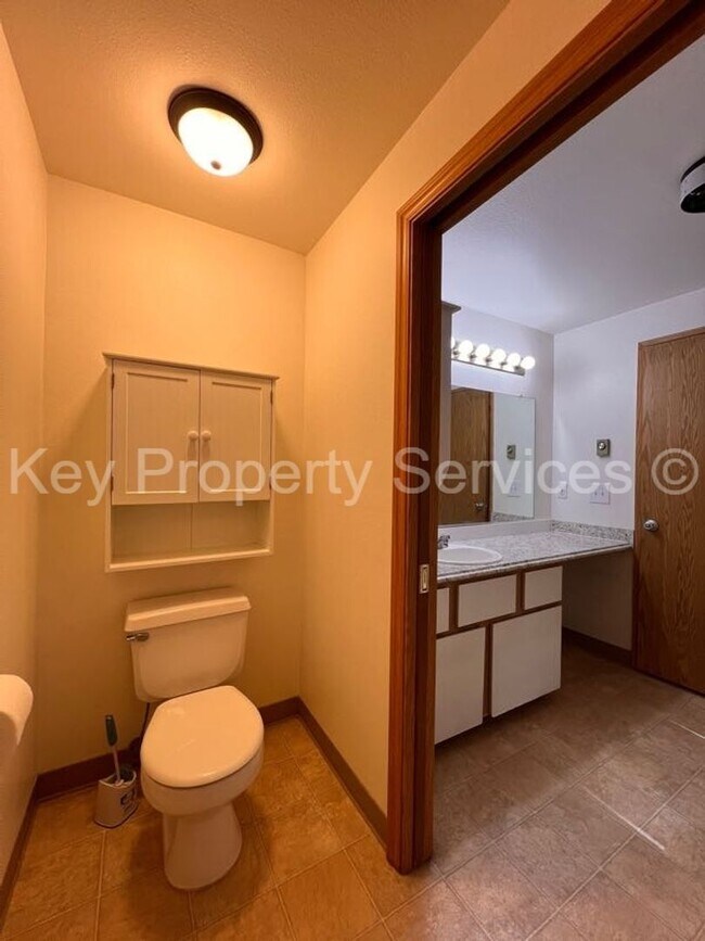 Building Photo - Updated Condo in Hazel Dell