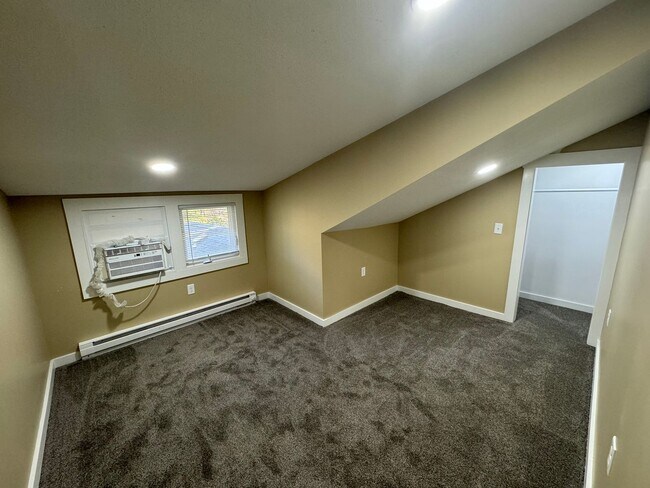 Building Photo - 5 Bedroom Rental in Moline