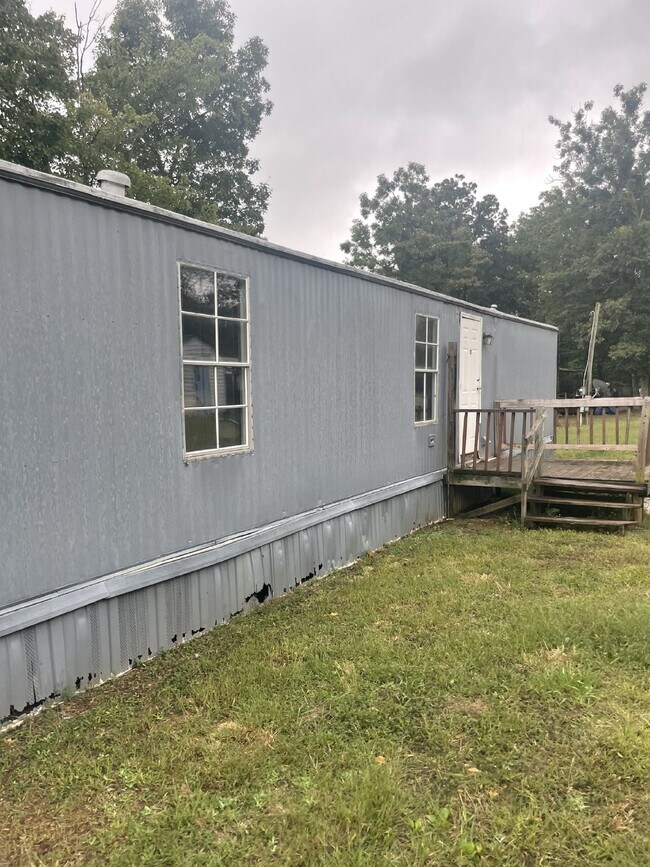 Building Photo - Two bedroom one bath single wide home available in Madison Heights.