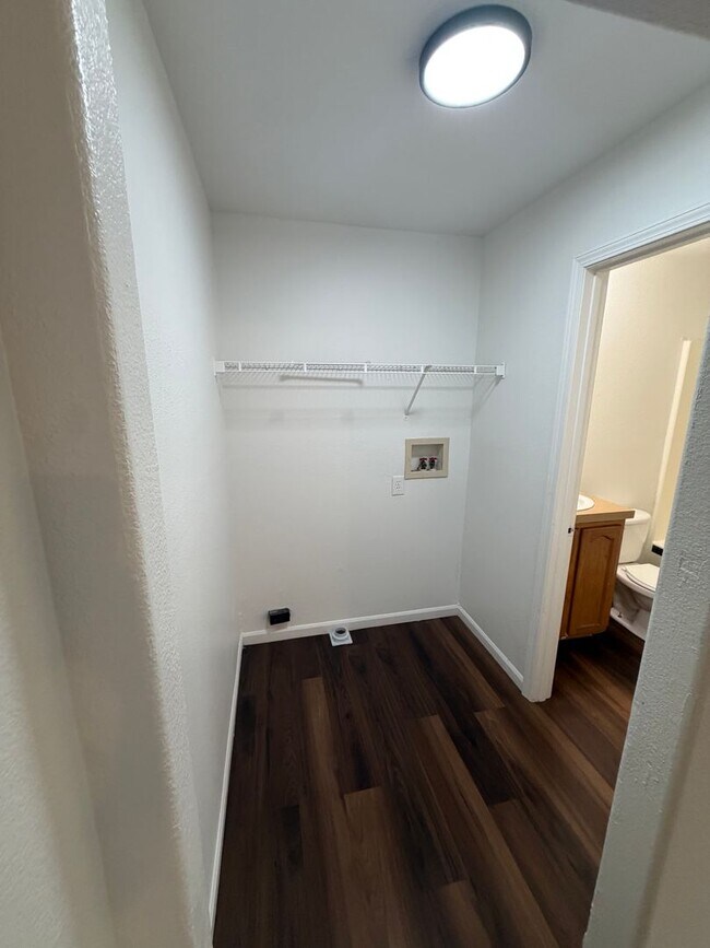 Building Photo - 777 Hilltop Dr