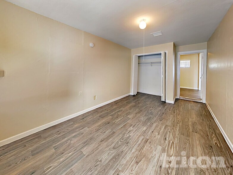 Building Photo - 904 W Yale Dr