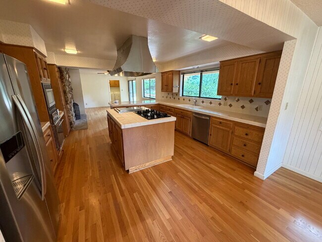 Building Photo - Lakeridge Shores Home!