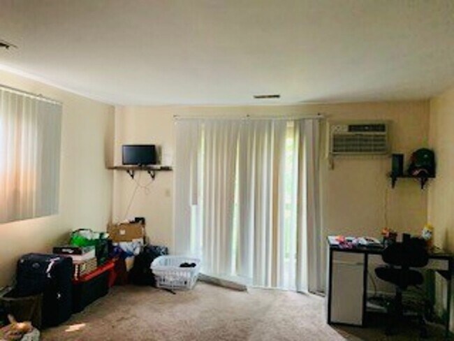 Building Photo - 2026 Summit St