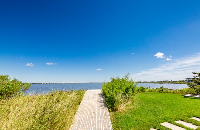 Building Photo - 1025 Flying Point Rd