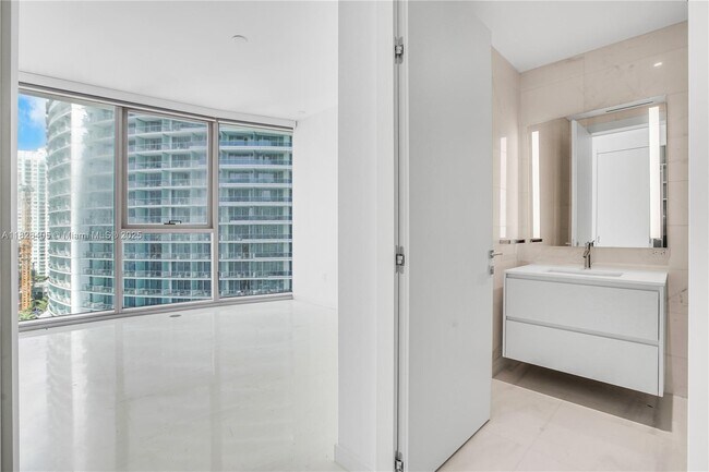 Building Photo - 300 Biscayne Blvd Way