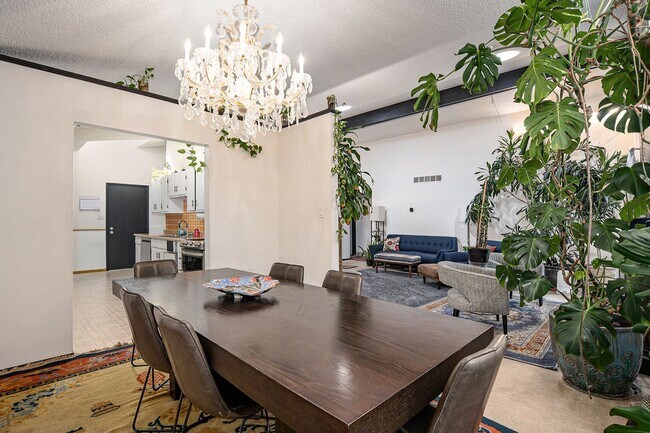 Building Photo - 4 bed/3 bath very spacious, fully furnishe...
