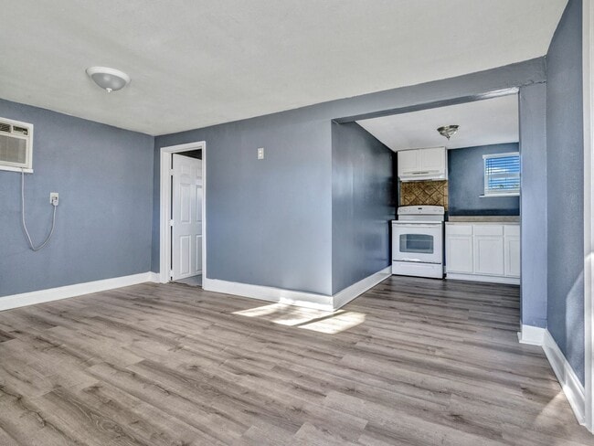 Building Photo - 912 S Armstrong Ave