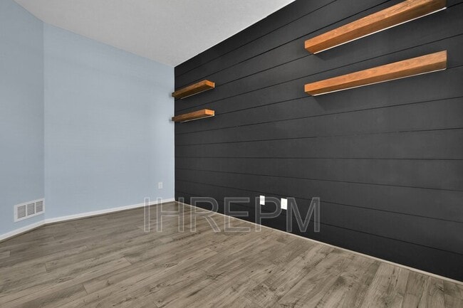 Building Photo - 5791 Trl Vw Xing