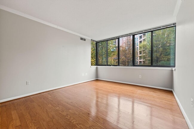 Building Photo - 2220 Fairfax Dr