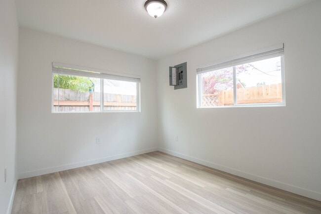 Building Photo - 4847 SE 65th Ave