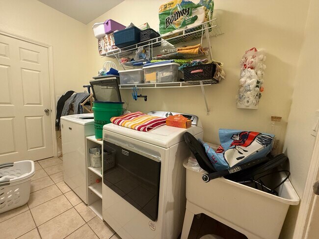 Building Photo - 300 SW Bordeaux Ct