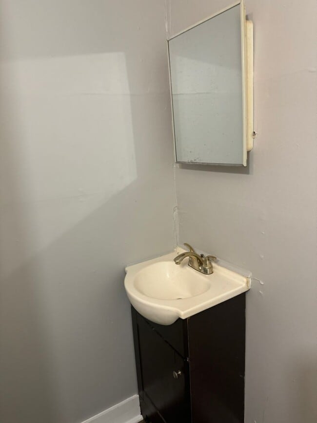 Building Photo - MOVE-IN SPECIAL 1/2 OFF 1ST MONTH'S RENT!!