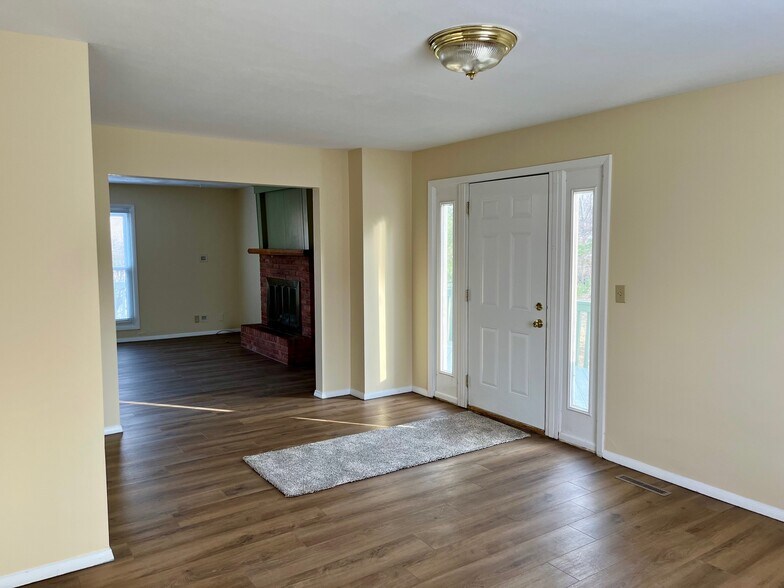 Building Photo - 221 Eisenhower Dr