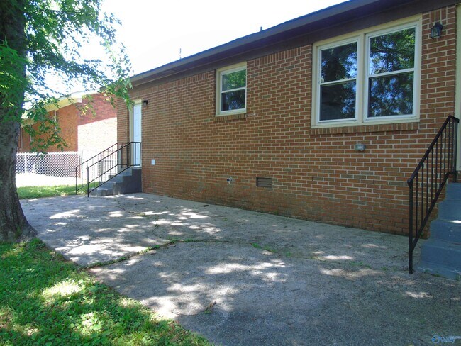 Building Photo - 4800 Lumary Dr NW