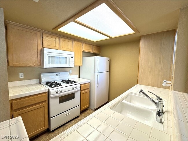 Building Photo - 7100 W Pirates Cove Rd