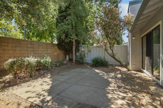 Building Photo - 562 La Corso Dr