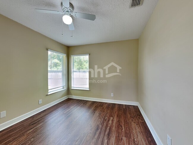 Building Photo - 5940 NW Foust Cir