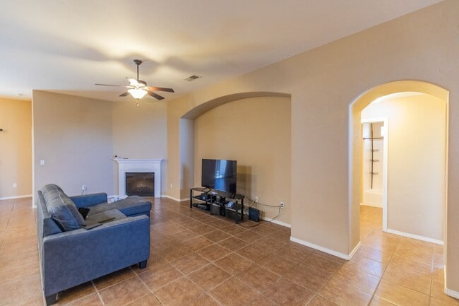 Building Photo - Spacious 4 Bedroom Home