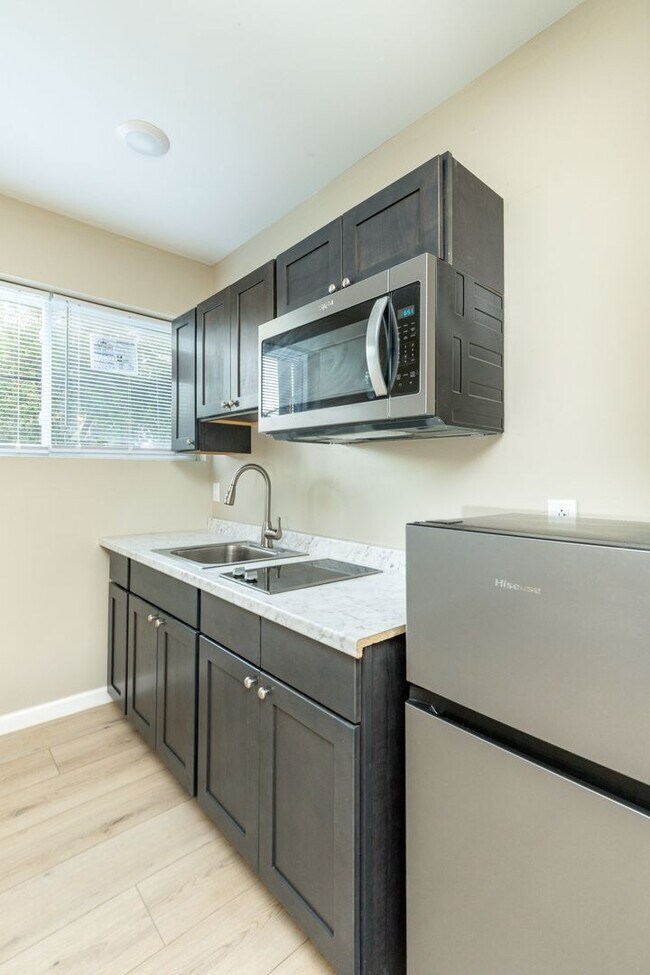 Building Photo - 104 S 51st St