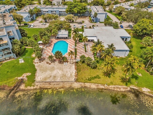 Building Photo - 9367 Fontainebleau Blvd