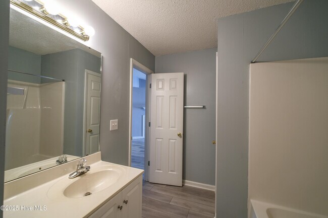 Building Photo - 2597 Thackery Rd