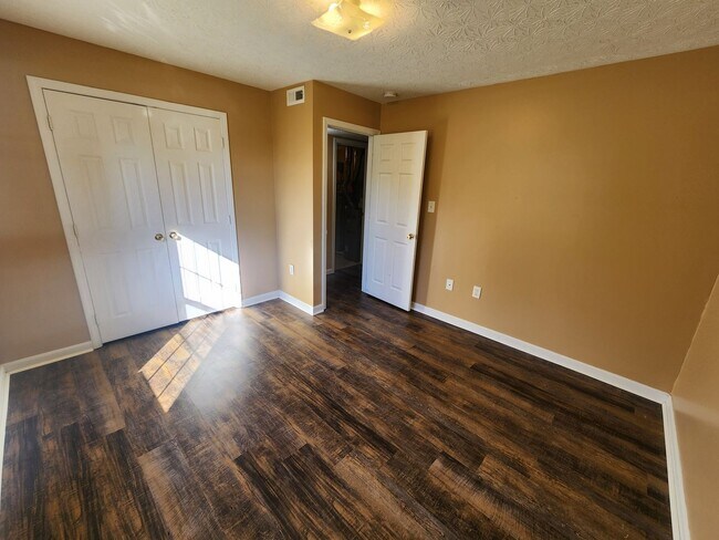 Building Photo - Spacious 2 bedroom 2 full bath first floor apartment for rent!!