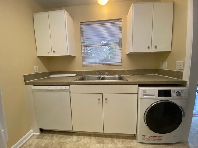 Building Photo - Creekside 2 bedroom 2 bath Condo Available...