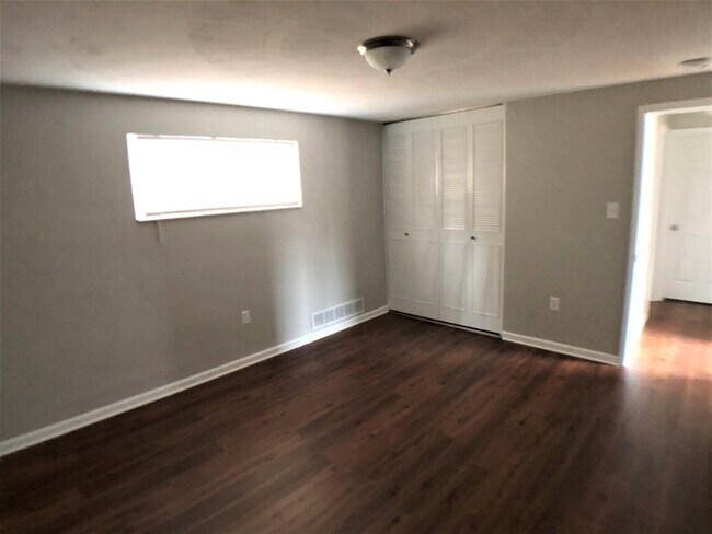 Building Photo - 162 Pointview Rd