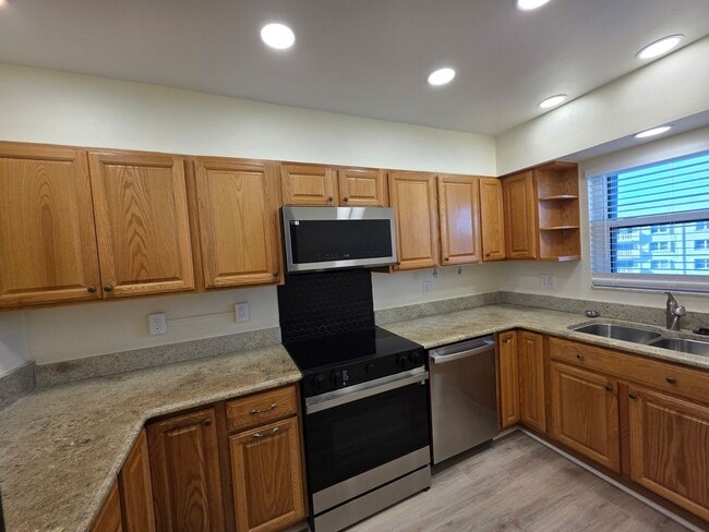 Building Photo - Penthouse at the Racquet Club for Annual Rental!