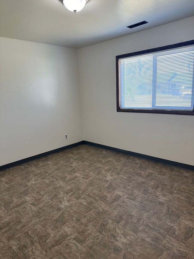 Building Photo - 3 Bedroom Home For Rent