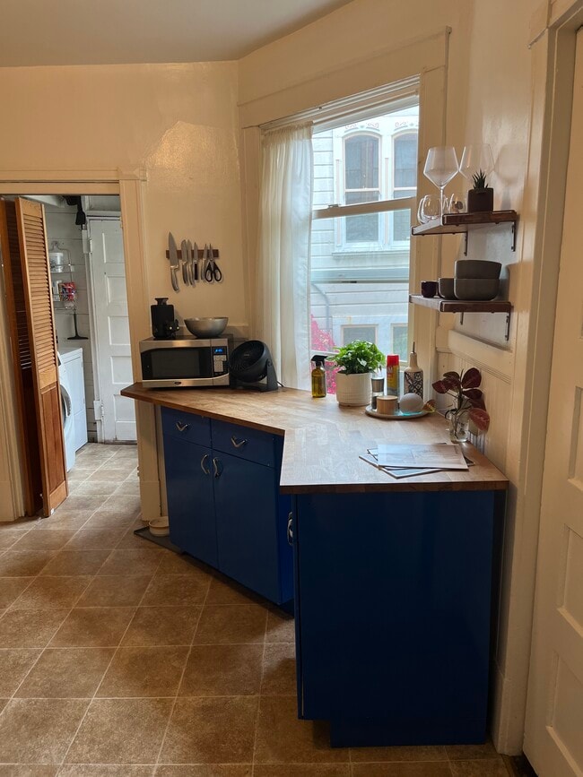 Building Photo - 19 Sharon St