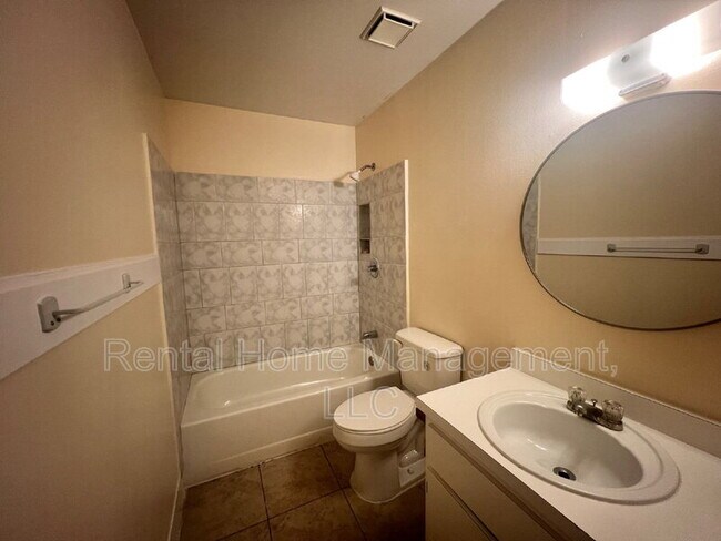 Building Photo - 343 E Rosewood Ln