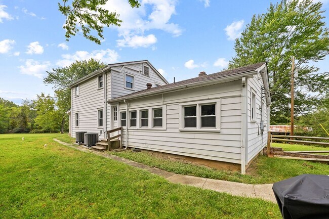 Building Photo - 1457 Caledon Rd