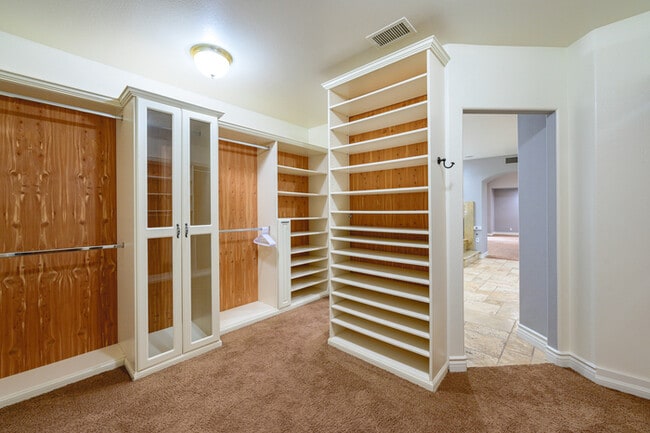 Building Photo - Elegant 5BR Furnished Estate with Pool & G...
