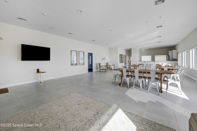 Building Photo - 1825 Riverside Dr