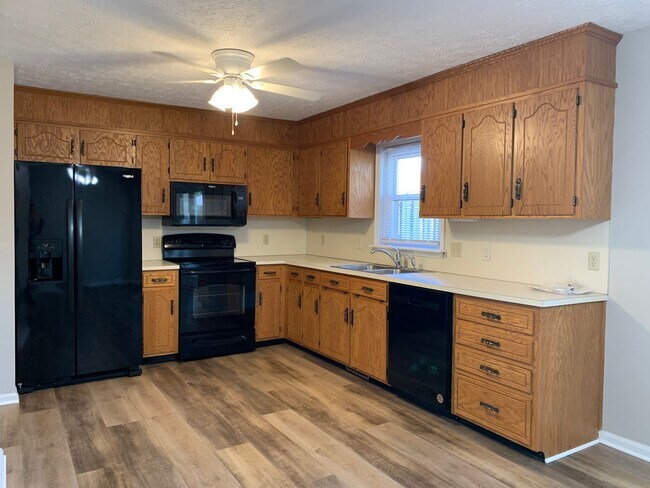 Building Photo - CONTRACT PENDING!!Spacious 2-story, 3 bed/...