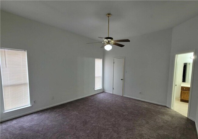 Building Photo - Upgraded 3 bedroom 2 bathroom home!  HOUSING ACCEPTED!