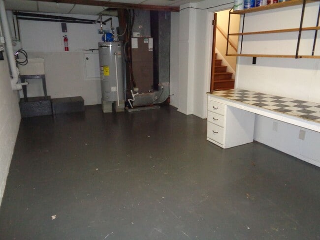Building Photo - House for Rent-Country Club Area