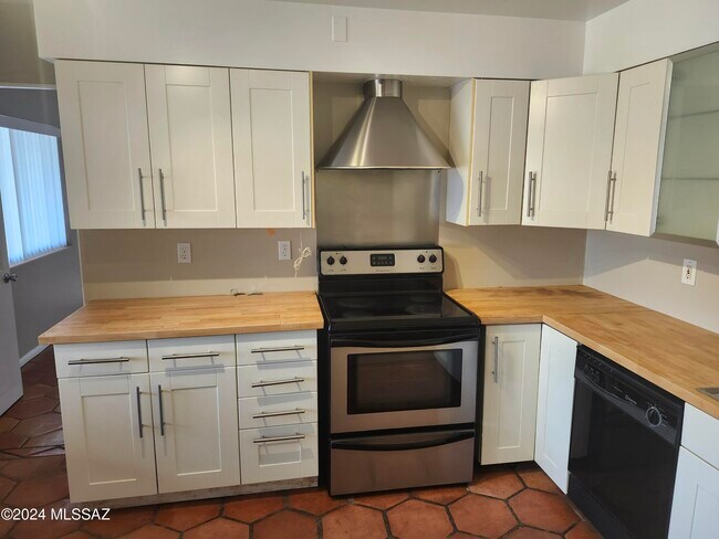 Building Photo - 3565 E Calle del Prado