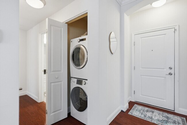 Building Photo - 855 Main St