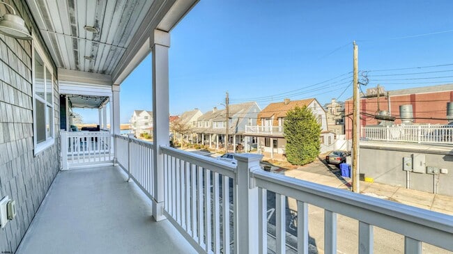 Building Photo - 1 N Victoria Ave