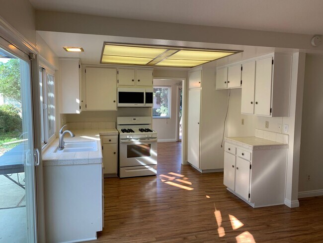 Building Photo - Light-Filled Thousand Oaks Home with Backyard Retreat