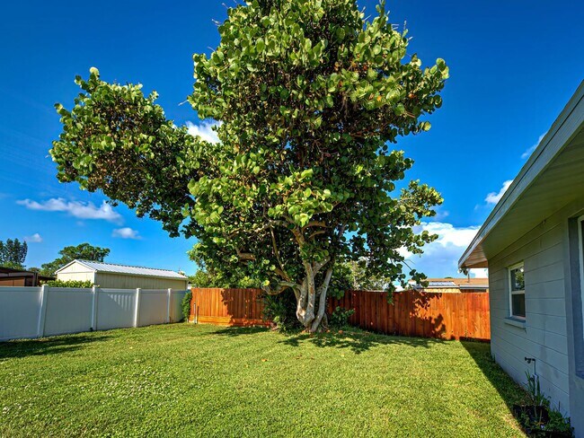 Building Photo - Seasonal Rental Near Venice – Pet-Friendly...