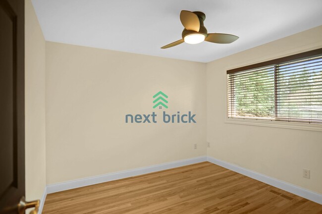 Building Photo - Spacious 5 Bed 2.5 Bath for Rent in Bellevue!