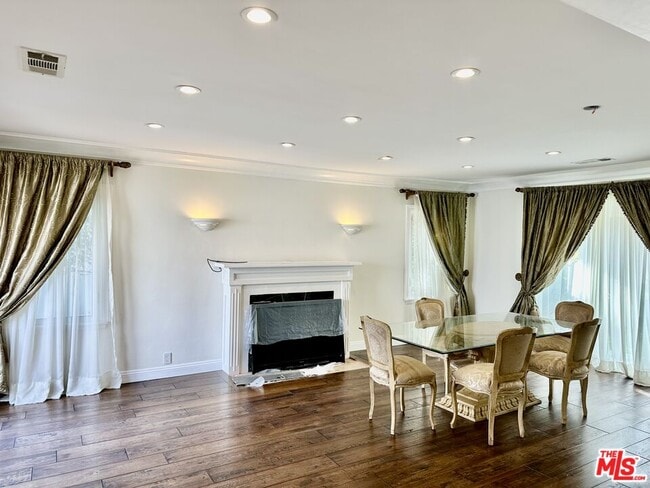 Building Photo - 128 S Swall Dr