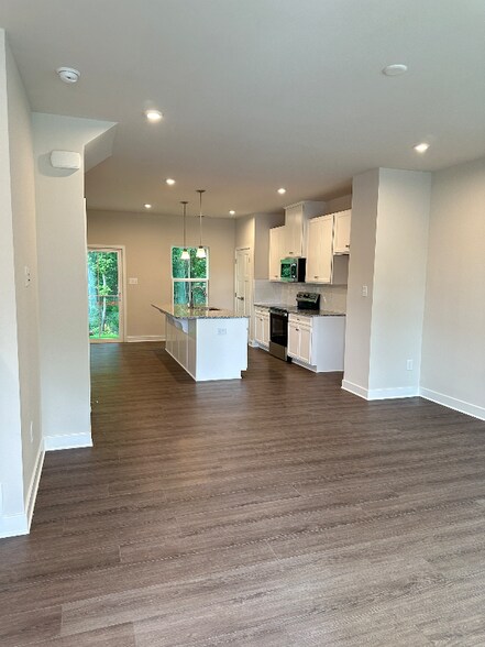 Building Photo - 418 bigwood Dr