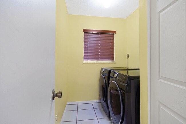 Building Photo - 911 SW 87th Ave