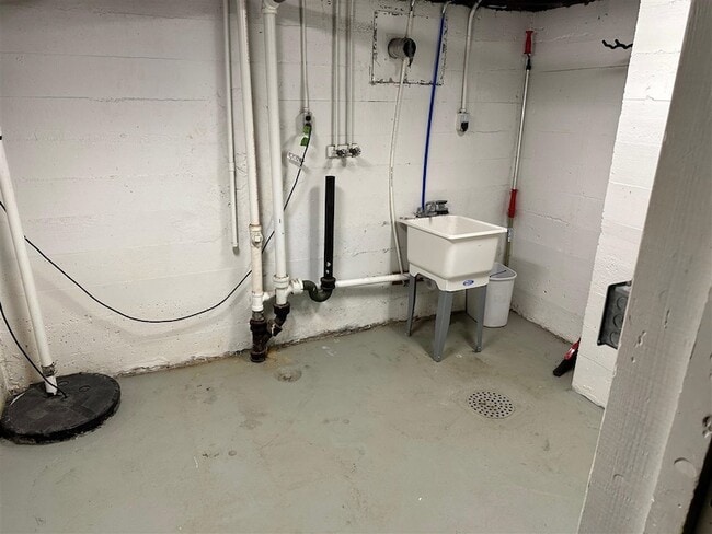 Building Photo - 332 E Esplanade Ave