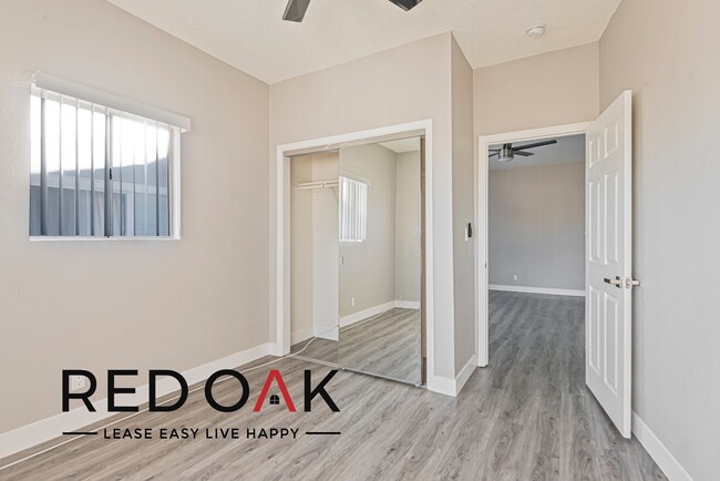 Building Photo - Gorgeous Two Bedroom Featuring Modern Ceil...